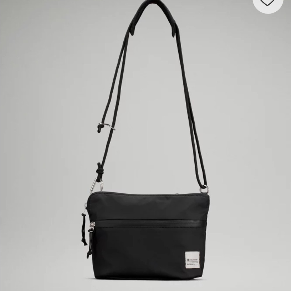 lululemon patch logo crossbody bag 2.5L